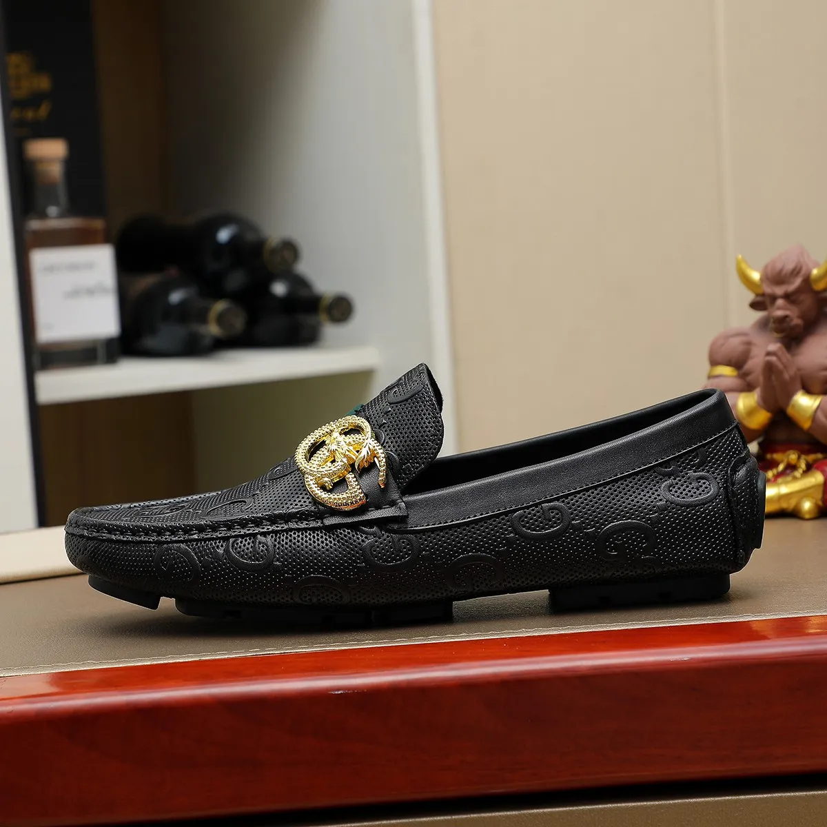 Men's shoes💰380💰🕷🕷️【 GUCCI 】Gucci's best-selling trendy men's casual slip-on shoes 🇨🇳Official website original 1:1 mold 💯Original quality, fine workmanship ☘Fashionable and versatile, perfect shape, comfortable on the feet 🍓Trendy men's recommended model, imported cowhide on the top layer 🎋High-quality pigskin lining, rubber wear-resistant and non-slip outsole, high-end atmosphere, worth owning 🍉Optional 38-44